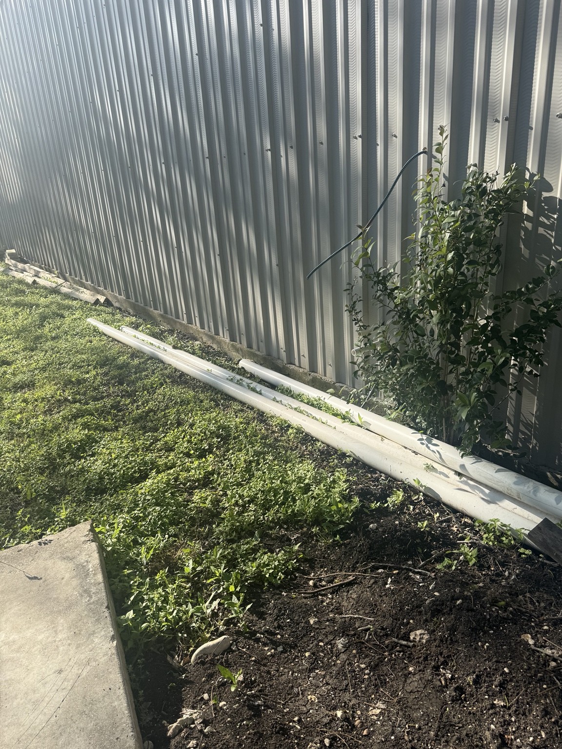 Before installation: exterior wall and ground without the new condenser